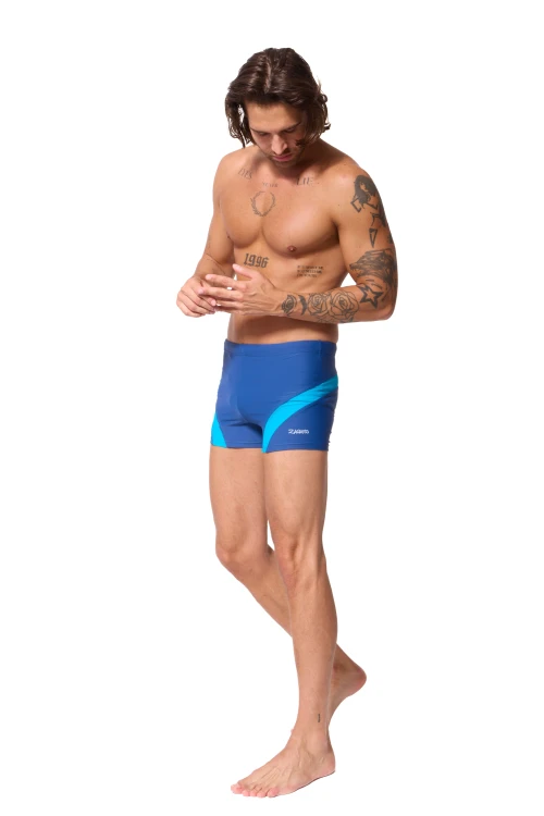Niebieskie kąpielówki męskie bokserki ZAGANO 2330-04 z turkusowymi wstawkami, dopasowanym krojem i sportowym designem. Idealne do pływania i na basen.