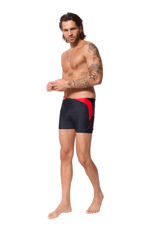 Czarne kąpielówki męskie bokserki ZAGANO 2378-01 z czerwonymi wstawkami i ozdobnym wzorem w postaci logo na bokach. Sportowy, dopasowany fason idealny na basen i do pływania.