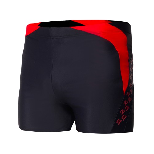 Czarne kąpielówki męskie bokserki ZAGANO 2378-01 z czerwonymi wstawkami i ozdobnym wzorem w postaci logo na bokach. Sportowy, dopasowany fason idealny na basen i do pływania.