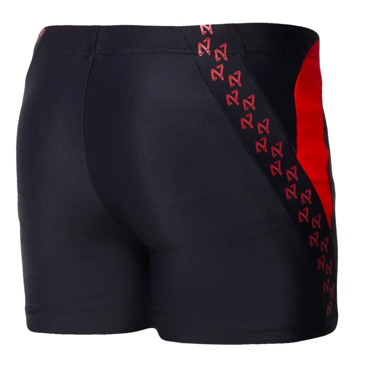Czarne kąpielówki męskie bokserki ZAGANO 2378-01 z czerwonymi wstawkami i ozdobnym wzorem w postaci logo na bokach. Sportowy, dopasowany fason idealny na basen i do pływania.