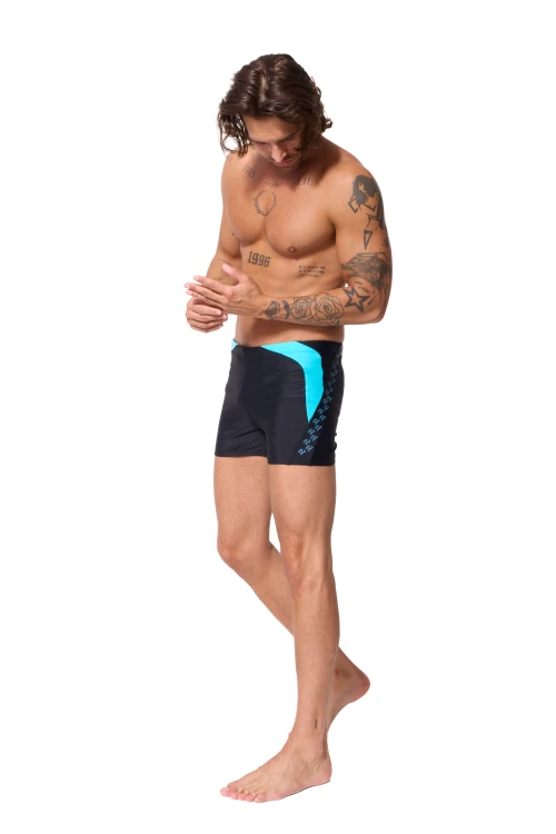 Czarne kąpielówki męskie bokserki ZAGANO 2378-02 z turkusowymi wstawkami i ozdobnym wzorem w postaci logo na bokach. Sportowy, dopasowany fason idealny na basen i do pływania.