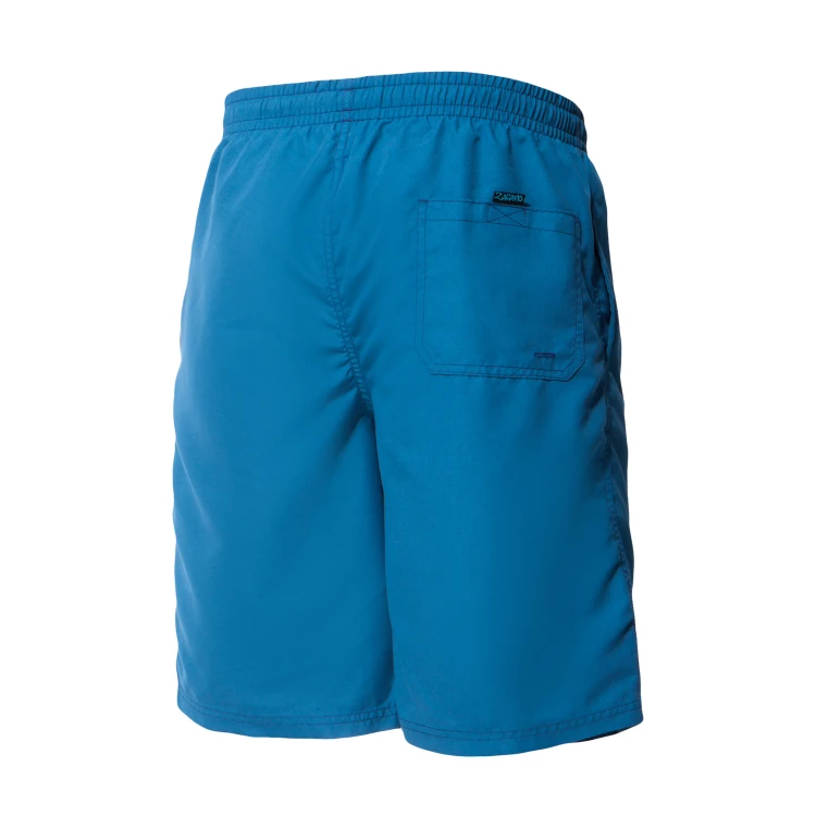 Niebieskie szorty kąpielowe męskie ZAGANO 5146-MIDNIGHT BLUE z elastycznym pasem, jasnoniebieskim sznurkiem do regulacji oraz bocznymi i tylną kieszenią. Klasyczny, dłuższy fason z subtelnym logo marki, idealny na basen, plażę i do pływania.