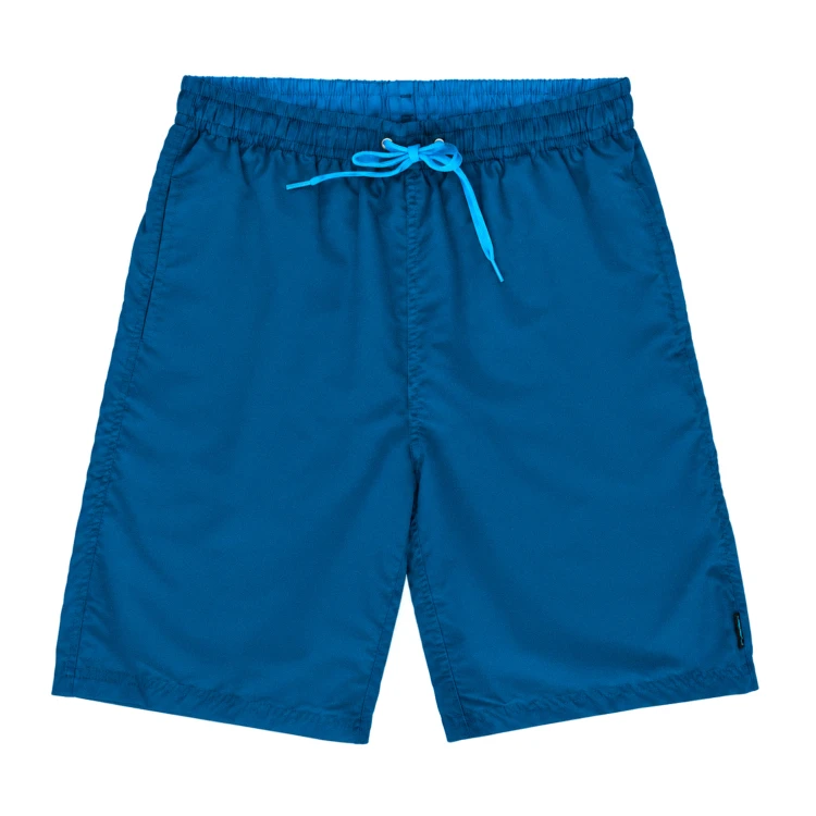 Niebieskie szorty kąpielowe męskie ZAGANO 5146-MIDNIGHT BLUE z elastycznym pasem, jasnoniebieskim sznurkiem do regulacji oraz bocznymi i tylną kieszenią. Klasyczny, dłuższy fason z subtelnym logo marki, idealny na basen, plażę i do pływania.