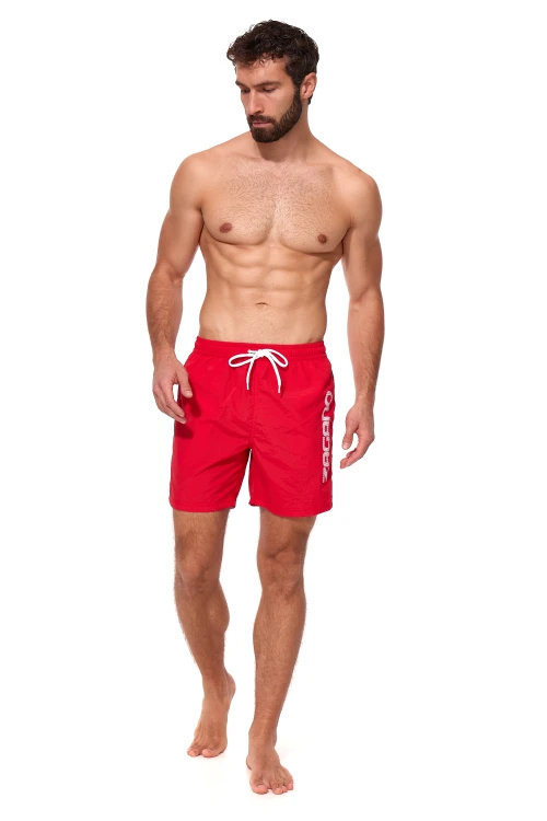 Czerwone długie szorty kąpielowe męskie ZAGANO 5115 LONG-RED z białym sznurkiem do regulacji i dużym pionowym logo marki na nogawce. Wygodny, sportowy fason z bocznymi kieszeniami i tylną kieszenią z klapką, idealny na basen, plażę i do pływania.