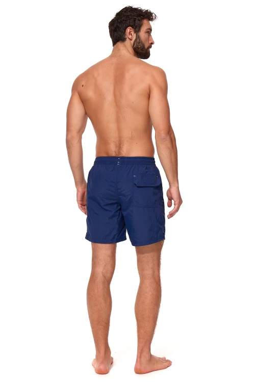 Granatowe długie szorty kąpielowe męskie ZAGANO 5115 LONG-NAVY BLUE z białym sznurkiem do regulacji i dużym pionowym logo marki na nogawce. Wygodny, sportowy fason z bocznymi kieszeniami i tylną kieszenią z klapką, idealny na basen, plażę i do pływania.
