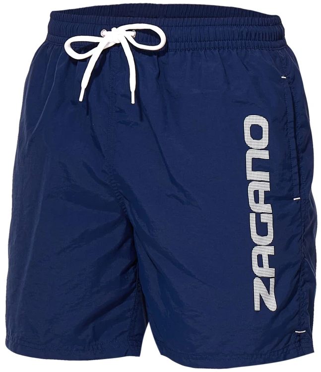 Granatowe długie szorty kąpielowe męskie ZAGANO 5115 LONG-NAVY BLUE z białym sznurkiem do regulacji i dużym pionowym logo marki na nogawce. Wygodny, sportowy fason z bocznymi kieszeniami i tylną kieszenią z klapką, idealny na basen, plażę i do pływania.
