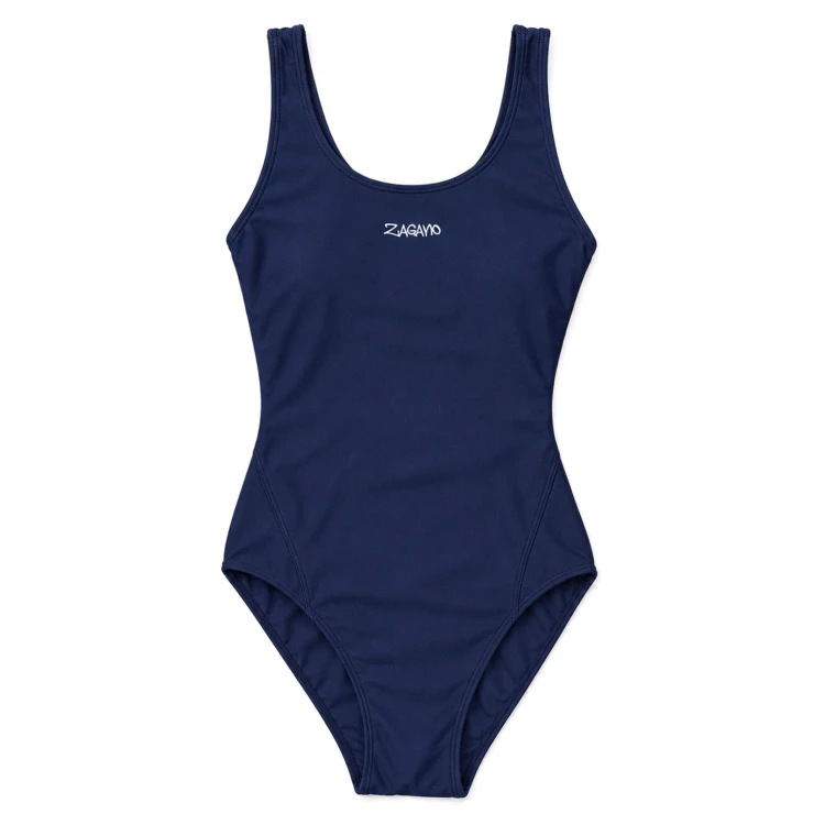 Granatowy jednoczęściowy strój kąpielowy damski ZAGANO ORDEA-NAVY BLUE z logo w formie termotransferu, szerokimi ramiączkami i dużym wycięciem na plecach. Sportowy, dopasowany fason idealny na basen, treningi pływackie i rekreacyjne pływanie.