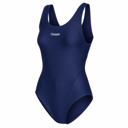 Granatowy jednoczęściowy strój kąpielowy damski ZAGANO ORDEA-NAVY BLUE z logo w formie termotransferu, szerokimi ramiączkami i dużym wycięciem na plecach. Sportowy, dopasowany fason idealny na basen, treningi pływackie i rekreacyjne pływanie.