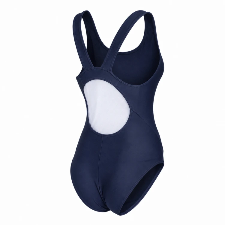 Granatowy jednoczęściowy strój kąpielowy damski ZAGANO ORDEA-NAVY BLUE z logo w formie termotransferu, szerokimi ramiączkami i dużym wycięciem na plecach. Sportowy, dopasowany fason idealny na basen, treningi pływackie i rekreacyjne pływanie.