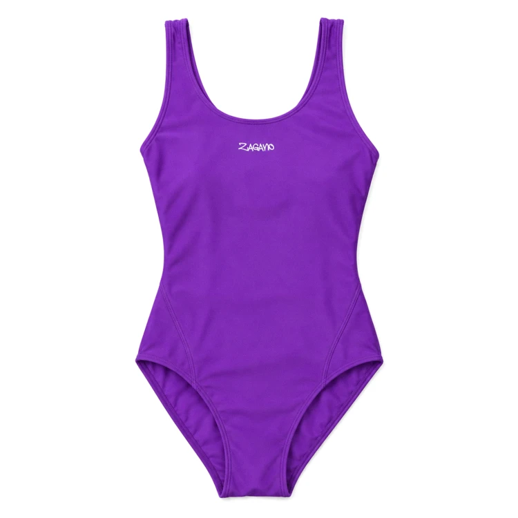 Fioletowy jednoczęściowy strój kąpielowy damski ZAGANO ORDEA-VIOLET z logo w formie termotransferu, szerokimi ramiączkami i dużym wycięciem na plecach. Sportowy, dopasowany fason idealny na basen, treningi pływackie i rekreacyjne pływanie.