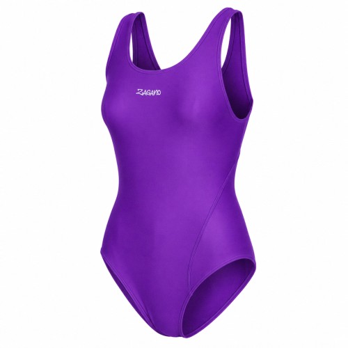Fioletowy jednoczęściowy strój kąpielowy damski ZAGANO ORDEA-VIOLET z logo w formie termotransferu, szerokimi ramiączkami i dużym wycięciem na plecach. Sportowy, dopasowany fason idealny na basen, treningi pływackie i rekreacyjne pływanie.