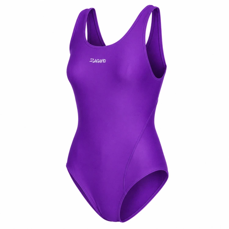 Fioletowy jednoczęściowy strój kąpielowy damski ZAGANO ORDEA-VIOLET z logo w formie termotransferu, szerokimi ramiączkami i dużym wycięciem na plecach. Sportowy, dopasowany fason idealny na basen, treningi pływackie i rekreacyjne pływanie.