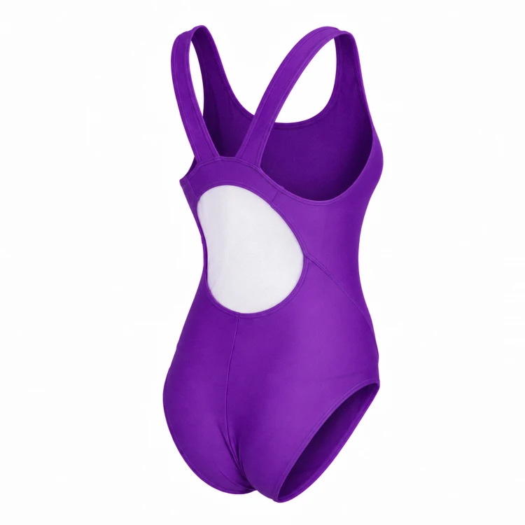 Fioletowy jednoczęściowy strój kąpielowy damski ZAGANO ORDEA-VIOLET z logo w formie termotransferu, szerokimi ramiączkami i dużym wycięciem na plecach. Sportowy, dopasowany fason idealny na basen, treningi pływackie i rekreacyjne pływanie.