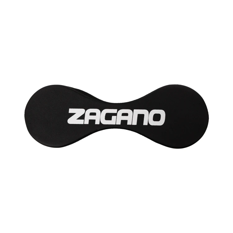 Czarny ósemkowy pływak treningowy ZAGANO PULL BUOY BLACK wykonany z pianki EVA, z dużym białym logo marki. Ergonomiczny kształt umożliwia wygodne umieszczenie między udami, pomagając skupić się na pracy ramion i doskonaleniu techniki pływania.
